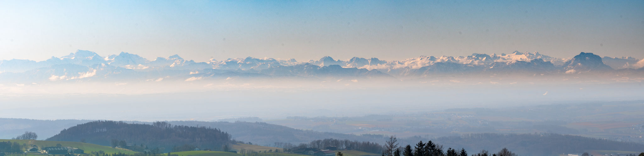 Oberösterreich: Blick von unserem Zimmer in Eidenberg auf das Alpenpanorama in der Ferne