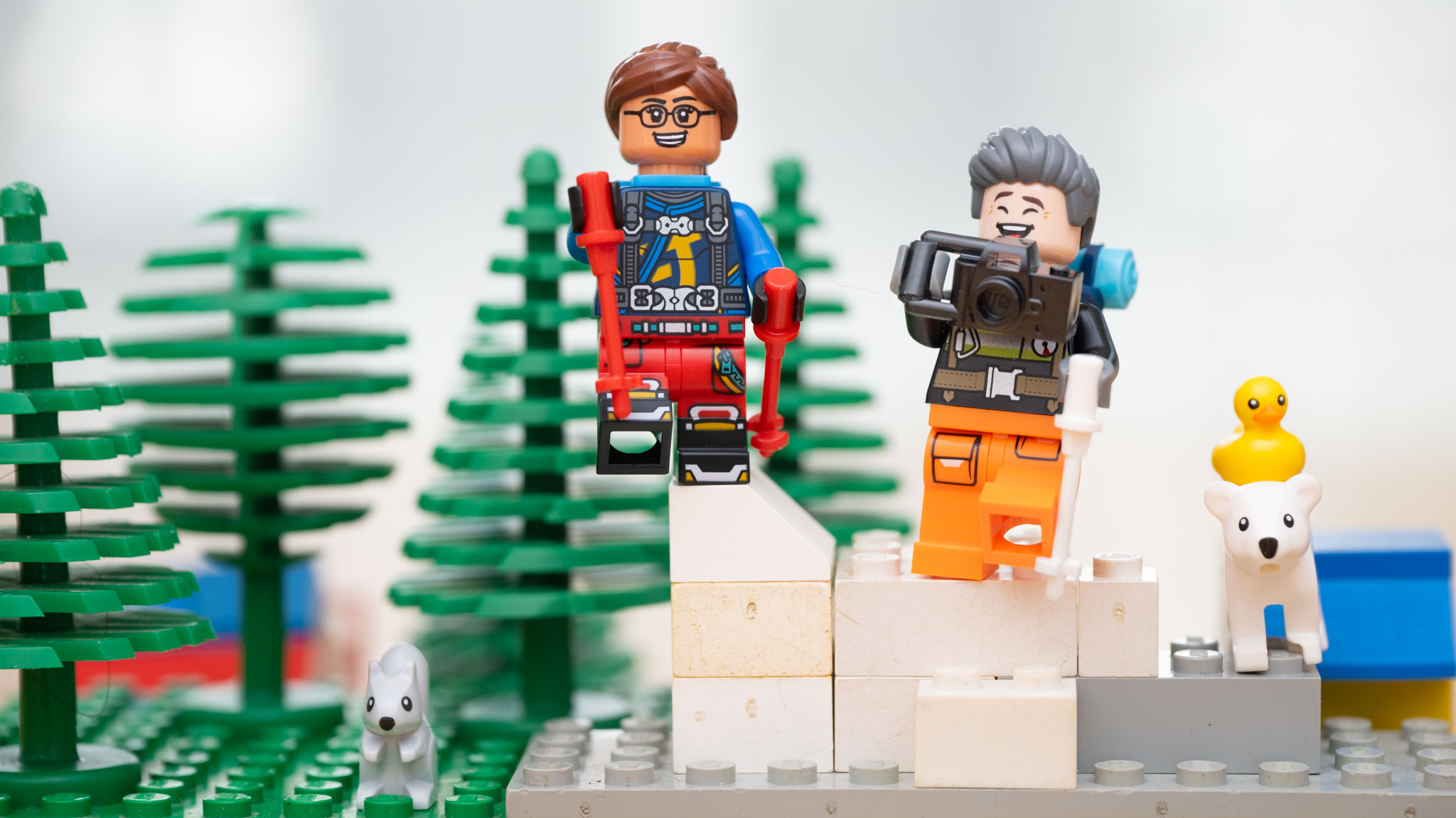 Thomas und Maria mit Lars und Entchen als Lego-Szene beim Bergwandern