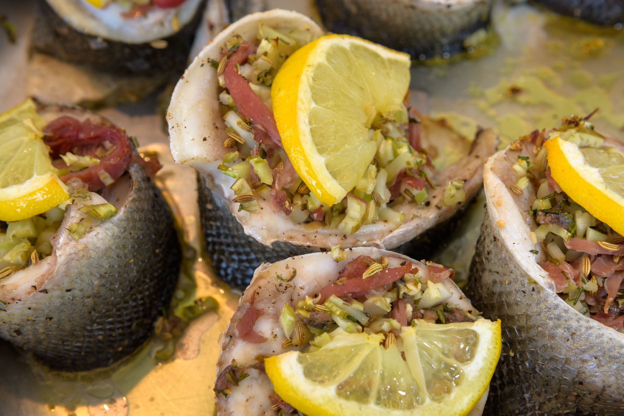 Loup de Mer (Wolfsbarsch) gefüllt mit Fenchel und luftgetrocknetem Schinken