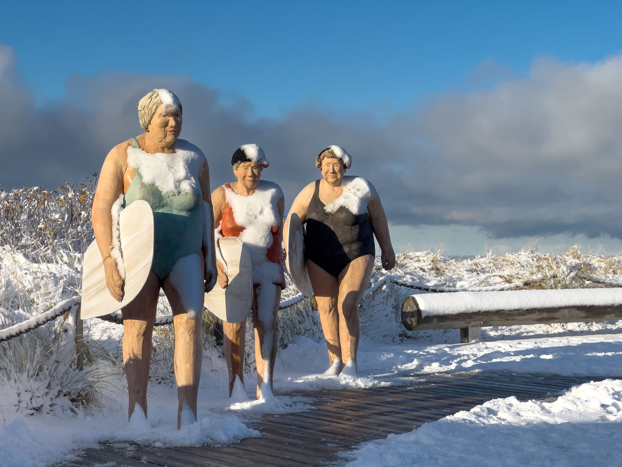 Skulptur mit drei Surferinnen auf Sylt