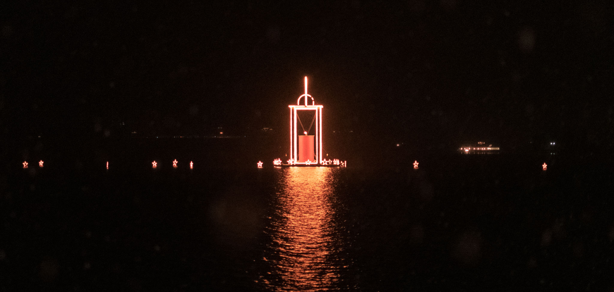 Wolfgangsee Advent: Weihnachtskerze im Wolfgangsee vor St. Wolfgang