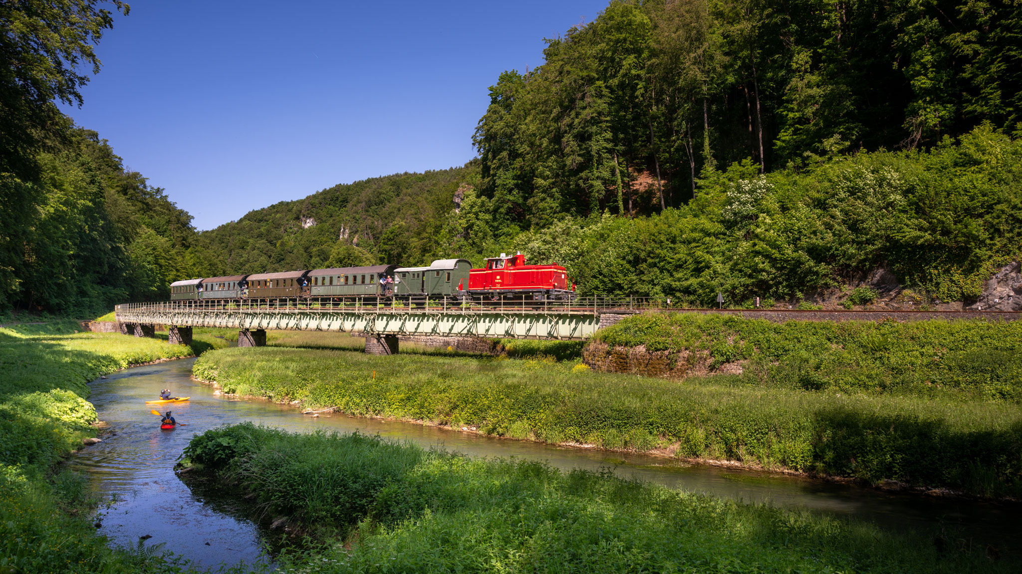 historischer Dieselzug der Dampfbahn Fränkische Schweiz mit V 60 114 auf der Hindenburgbrücke bei Gößweinstein