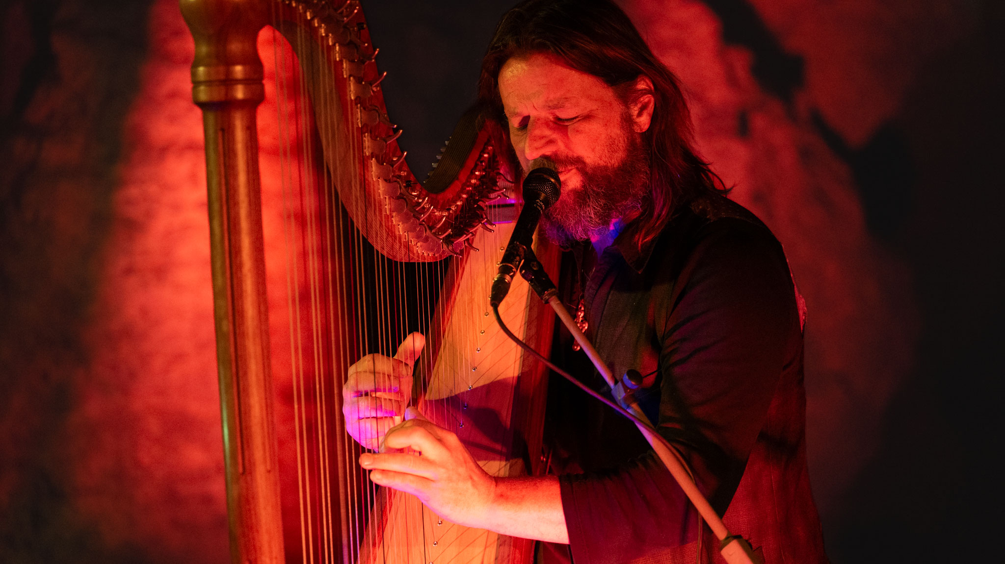 Andy Lang an der Harfe: Konzert in der Sophienhöhle an der Burg Rabenstein