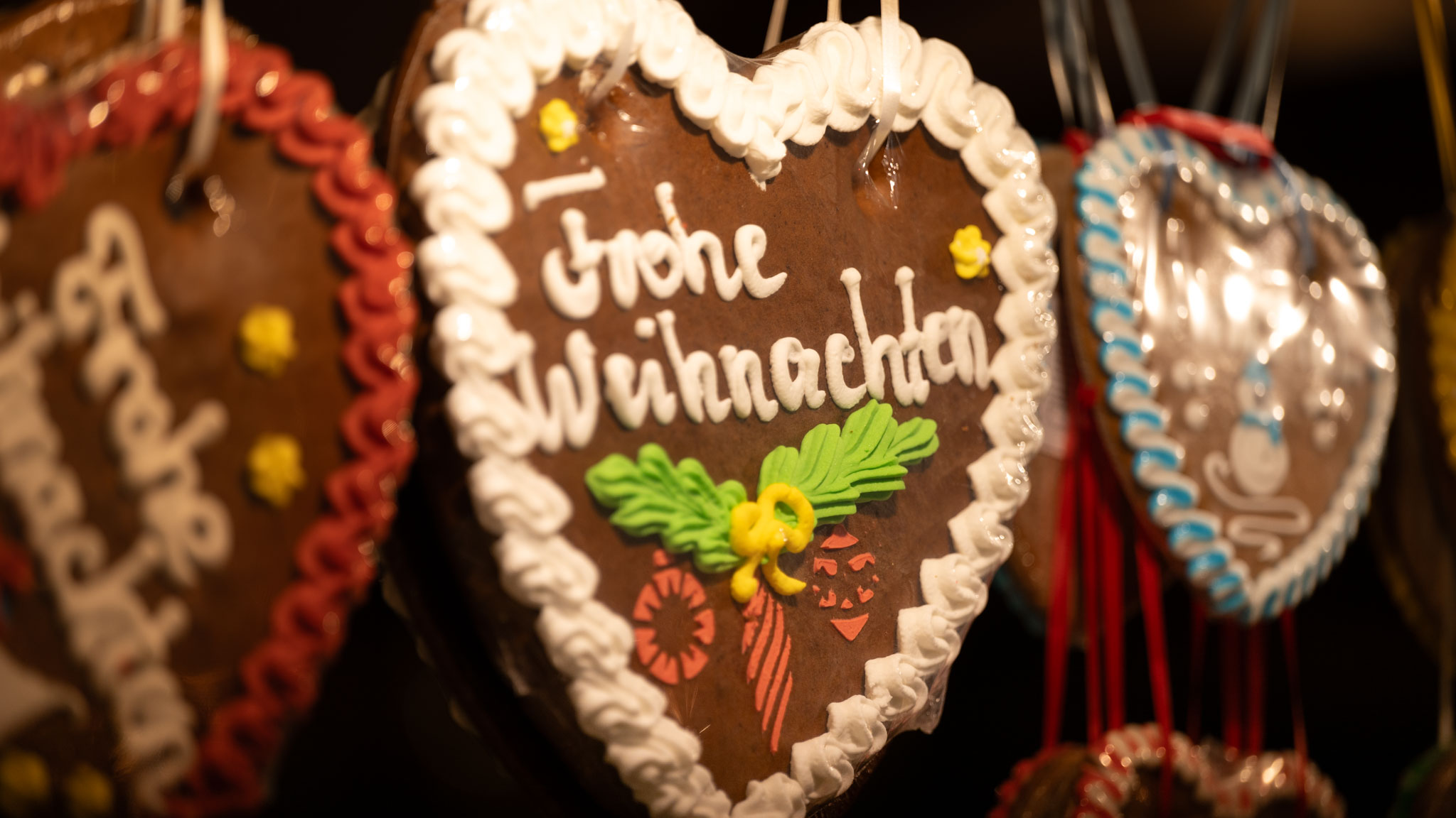 Lebkuchenherzen mit Inschrift "Frohe Weihnachten" an einem Stand auf dem Fürther Weihnachtsmarkt