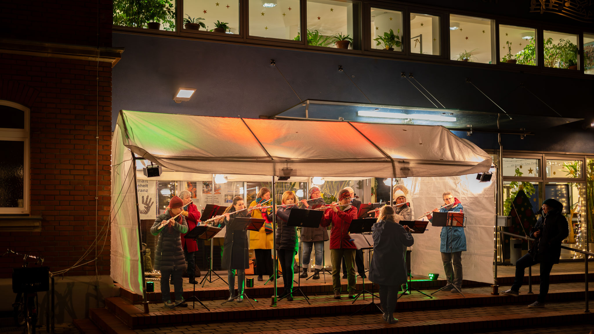 Querplay mit Maria vor der Musikschule Fürth als 20. Türchen des diesjährigen Musikschuladventskalenders