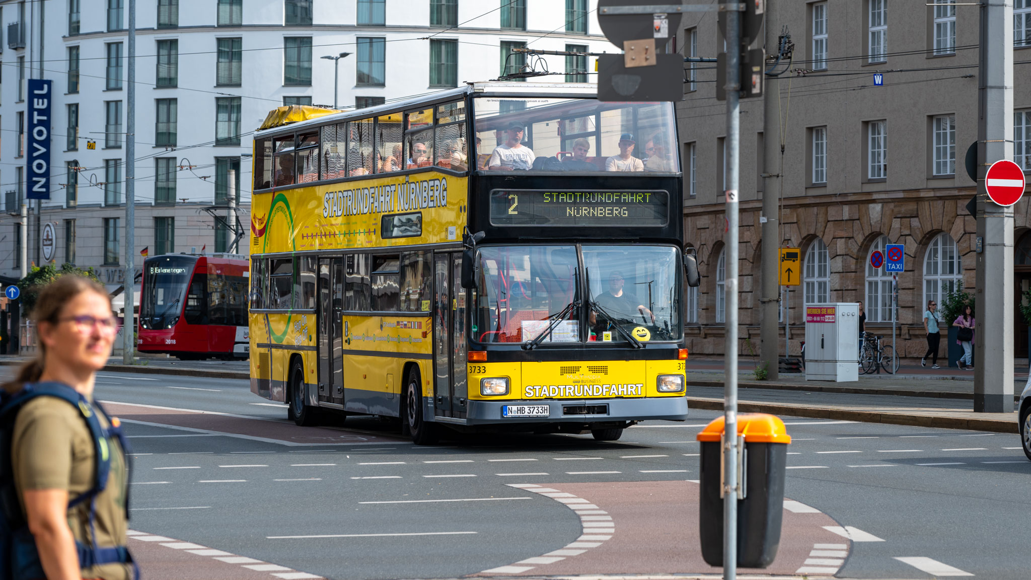 mit dem Doppel­de­cker-Cabrio-Bus durch Nürn­berg