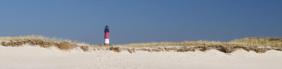 Leuchtturm hinter Düne