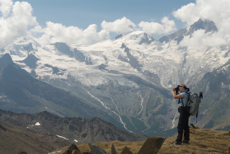 Mia beim Fotografieren des Triftgletschers und der Saaser 4000er