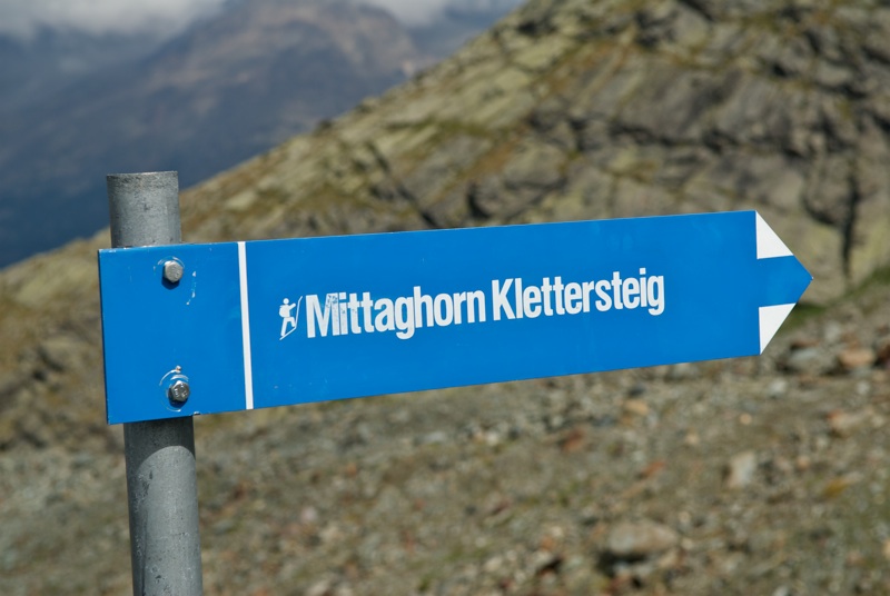 in Wirklichkeit ging es viel steiler bergauf als der Wegweiser andeutet ;-)