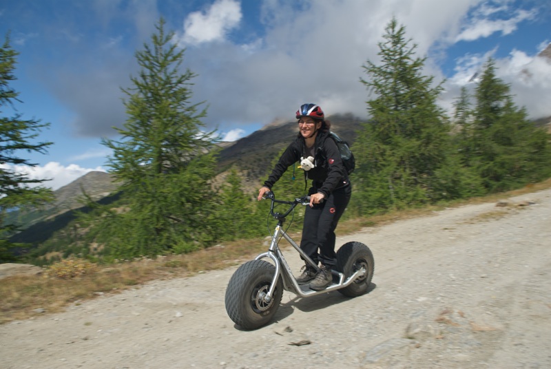 Lars und Mia mit dem Monster-Trotti auf dem Weg ins Tal