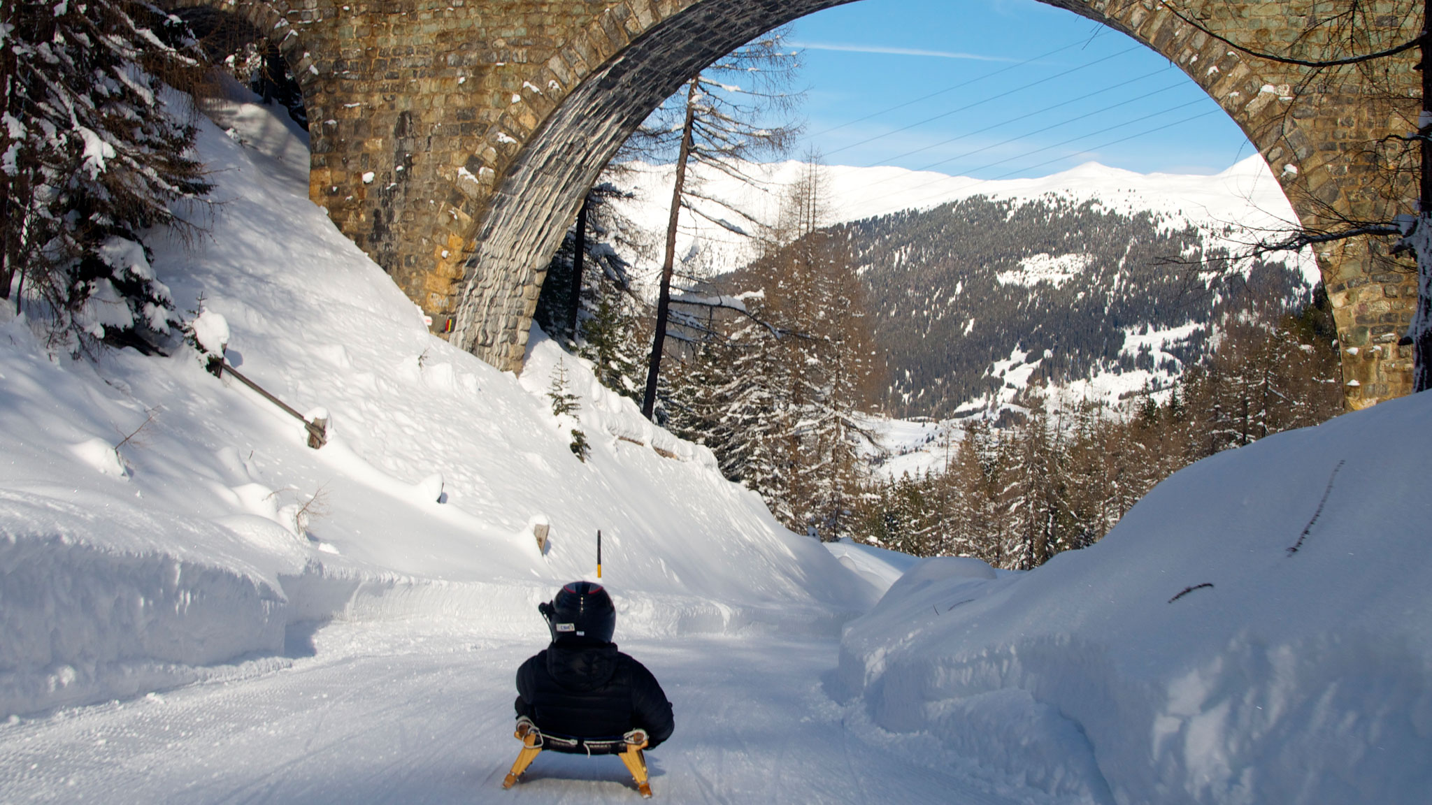 Mia auf der Schlittelbahn Preda–Bergün