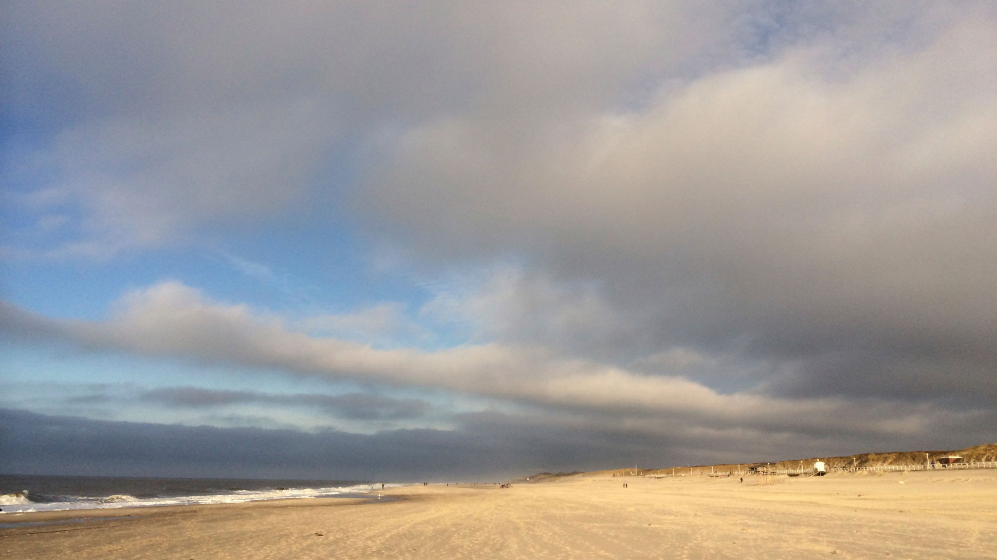 Wolkenformation mit blauem Himmel über dem Strand von Sylt