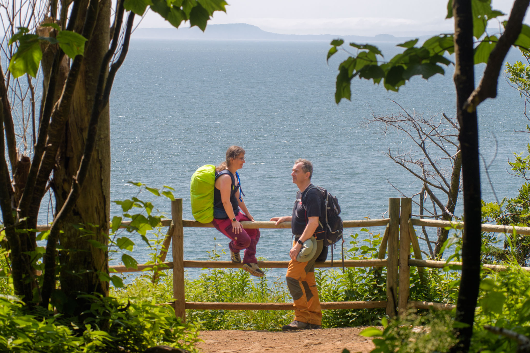 Maria und Thomas an einem Lookout auf dem Cape Split Trail