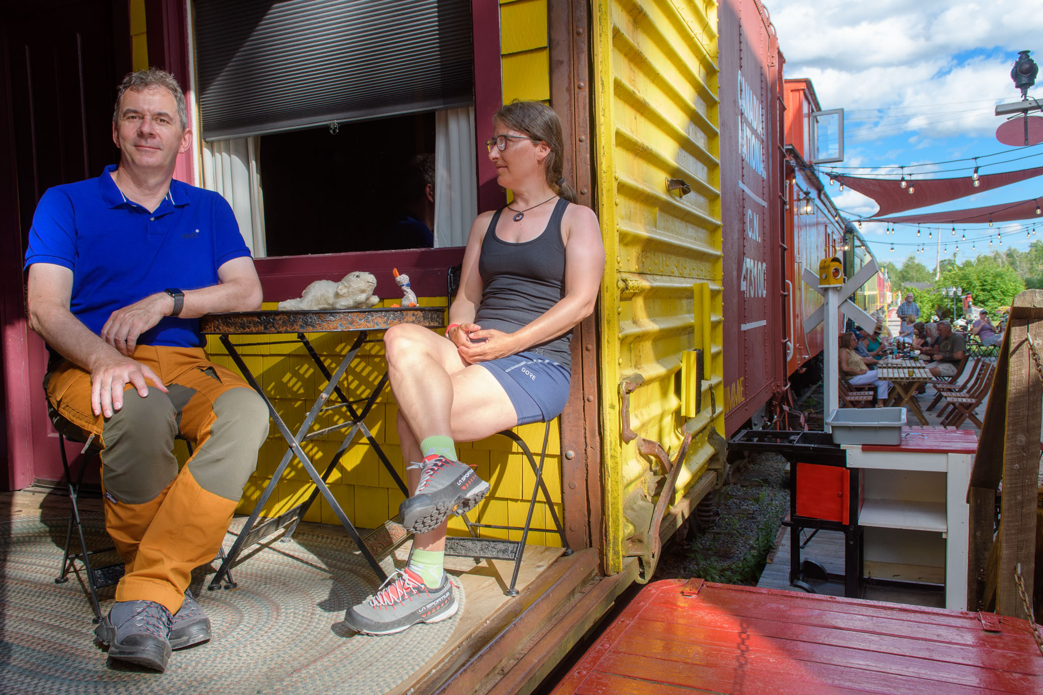 Thomas, Maria, Lars und Entchen auf der Plattform unseres Eisenbahnwaggons in Train Station Inn in Tatamagouche