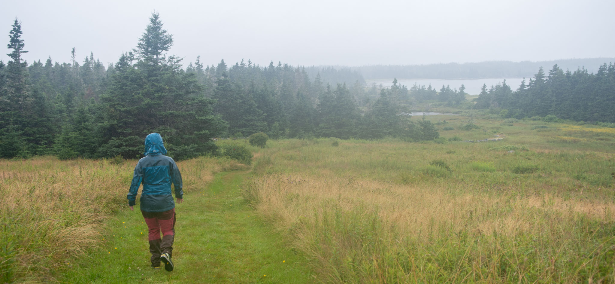 Maria auf Wanderung im strömenden Regen