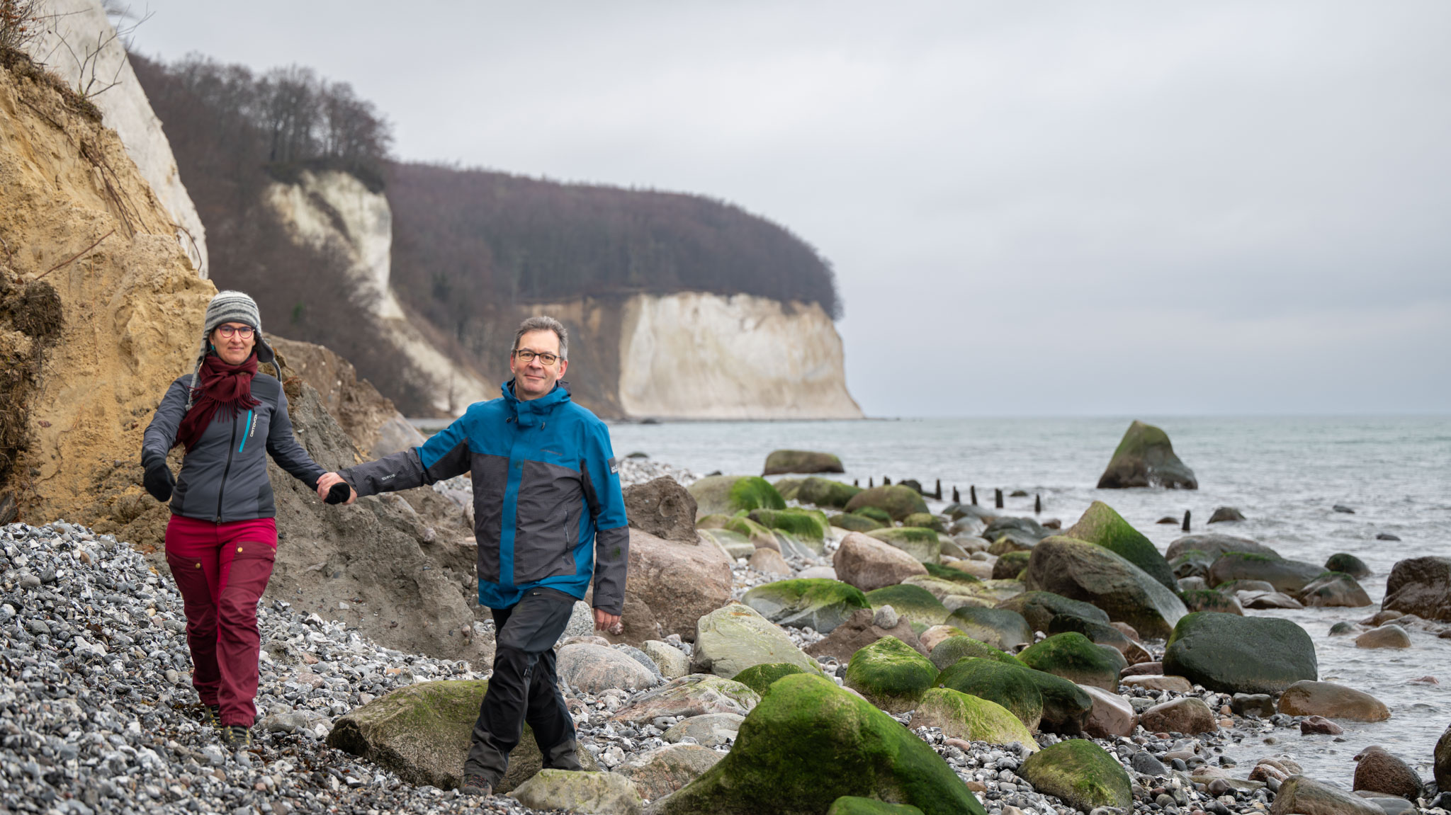 Maria und Thomas wandern vor den Kreidefelsen am Wissower Ufer