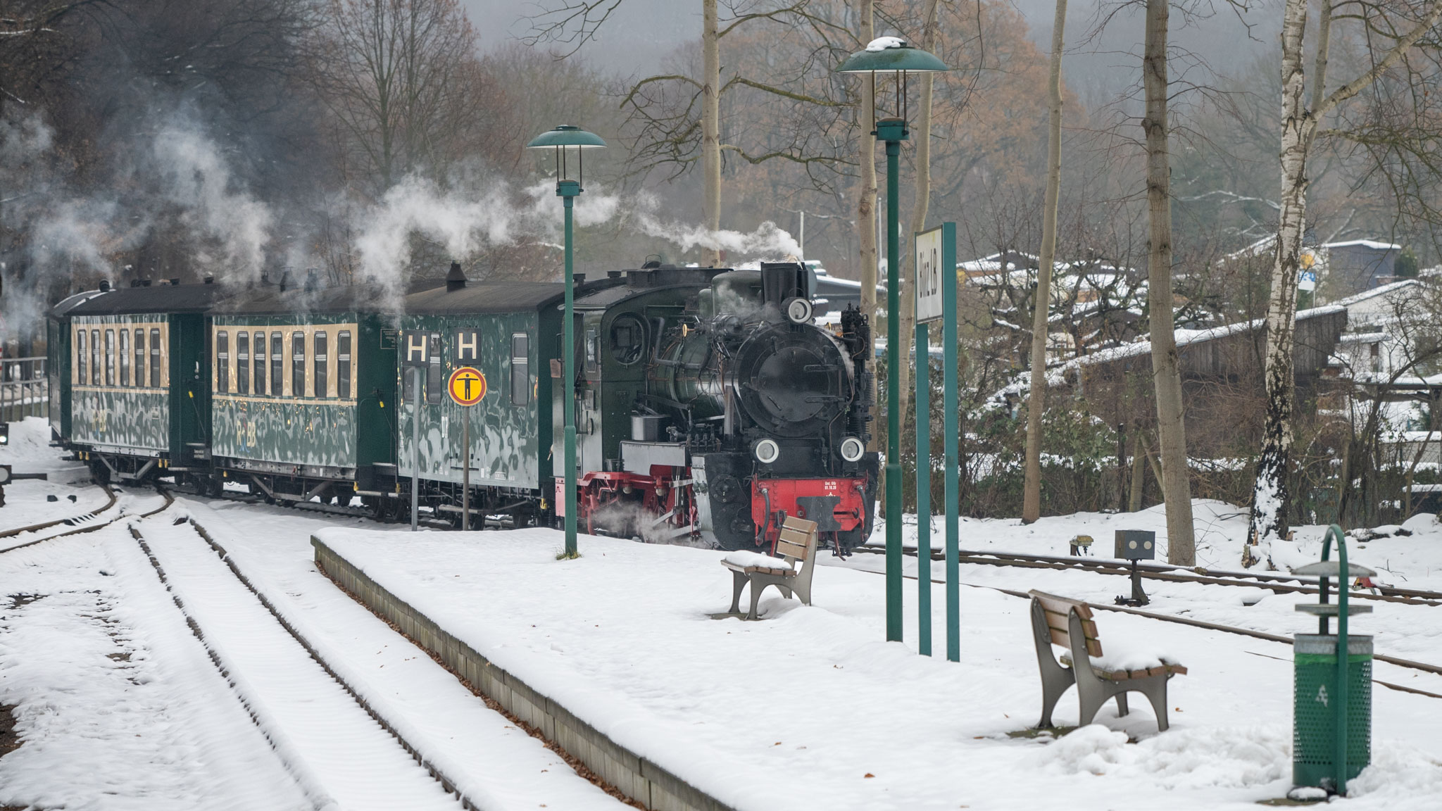 Einfahrt des Rasenden Rolands in den Bahnhof Binz