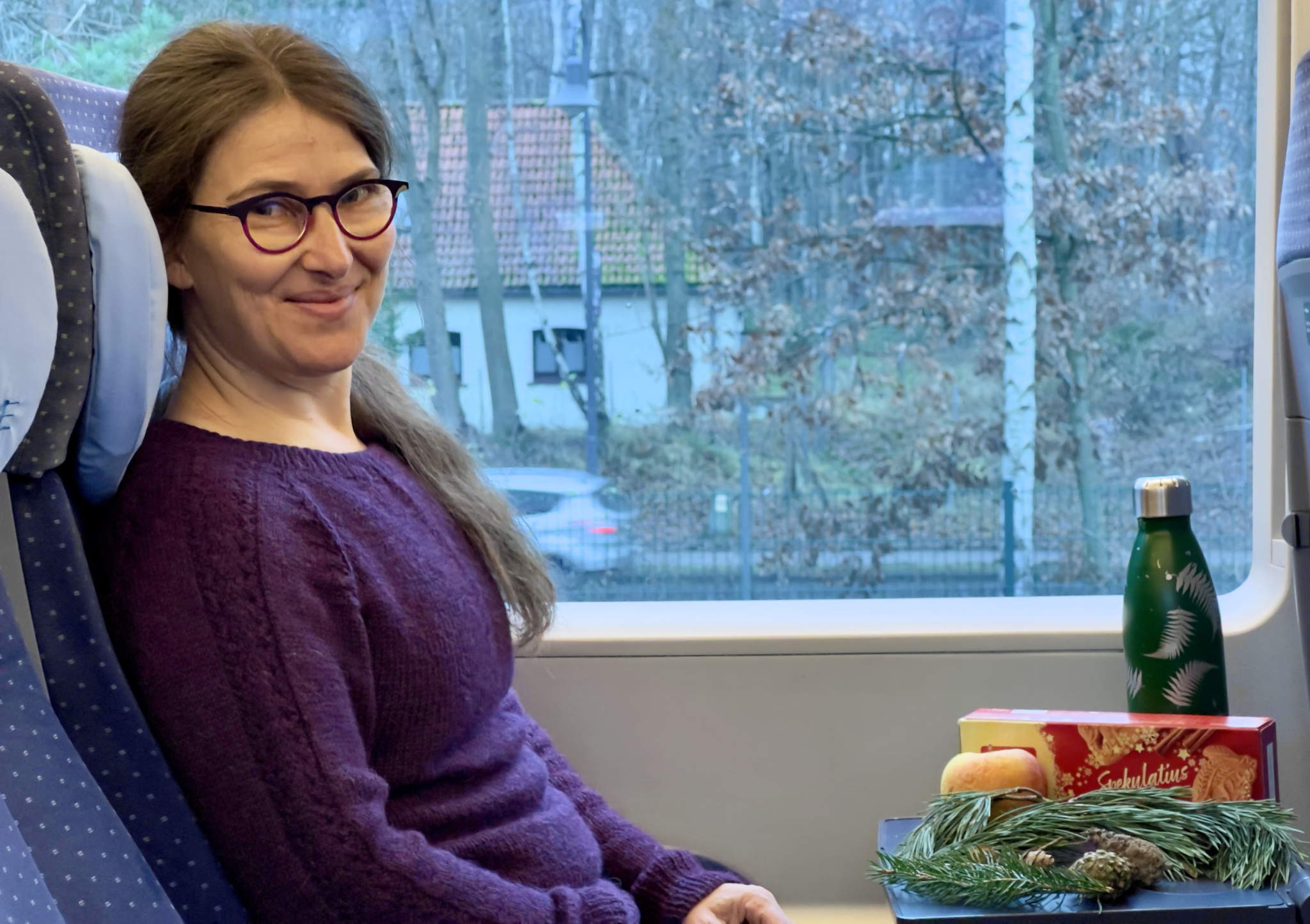 Mia im von ihr weihnachtlich geschmückten Zug von Binz nach Nürnberg