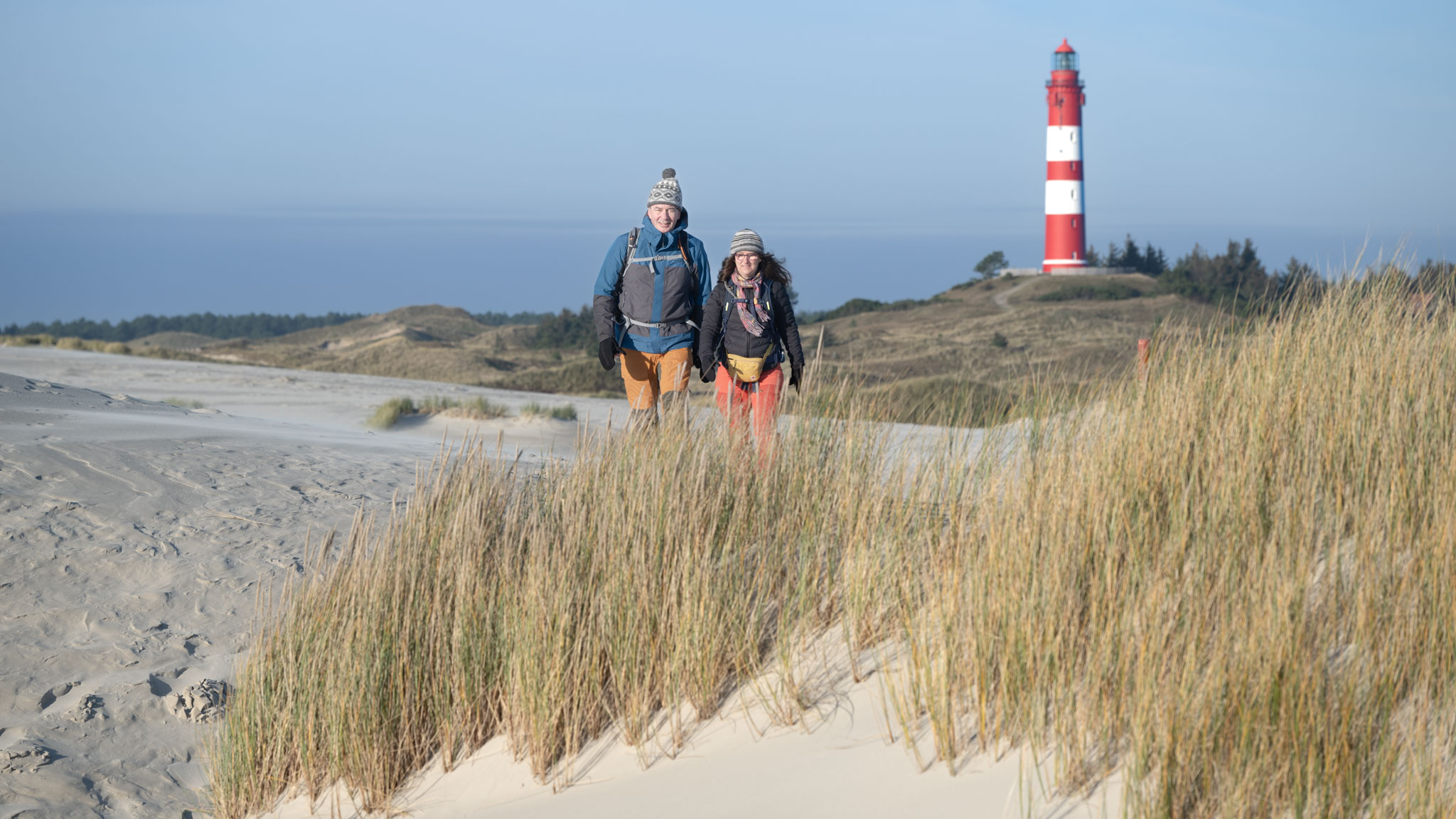 wir beide beim Wandern durch die Dünen vor dem Amrumer Leuchtturm (auf einem erlaubten Weg) 