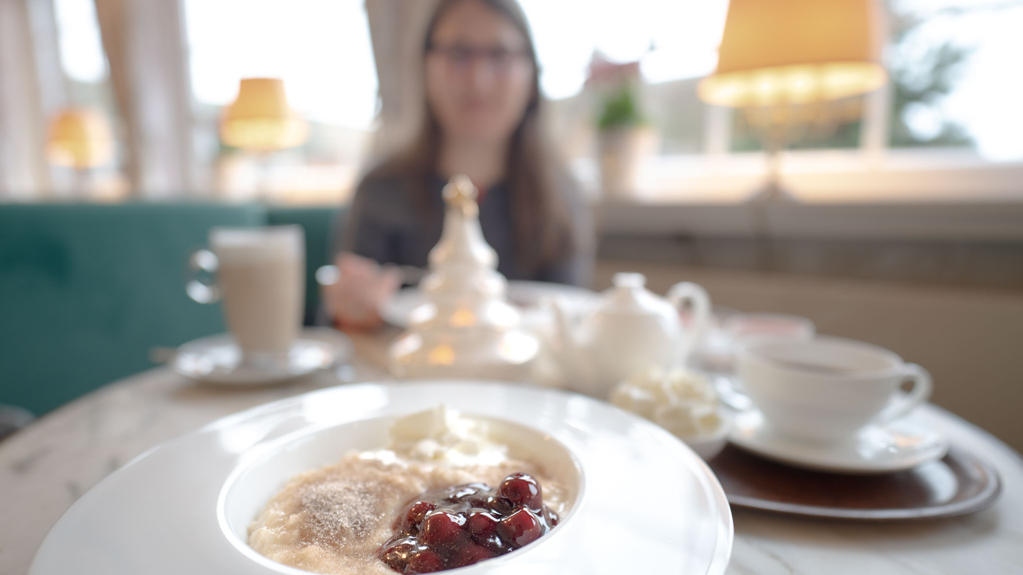Milchreis und heiße Schokolade vor Maria im Café Schult in Norddorf