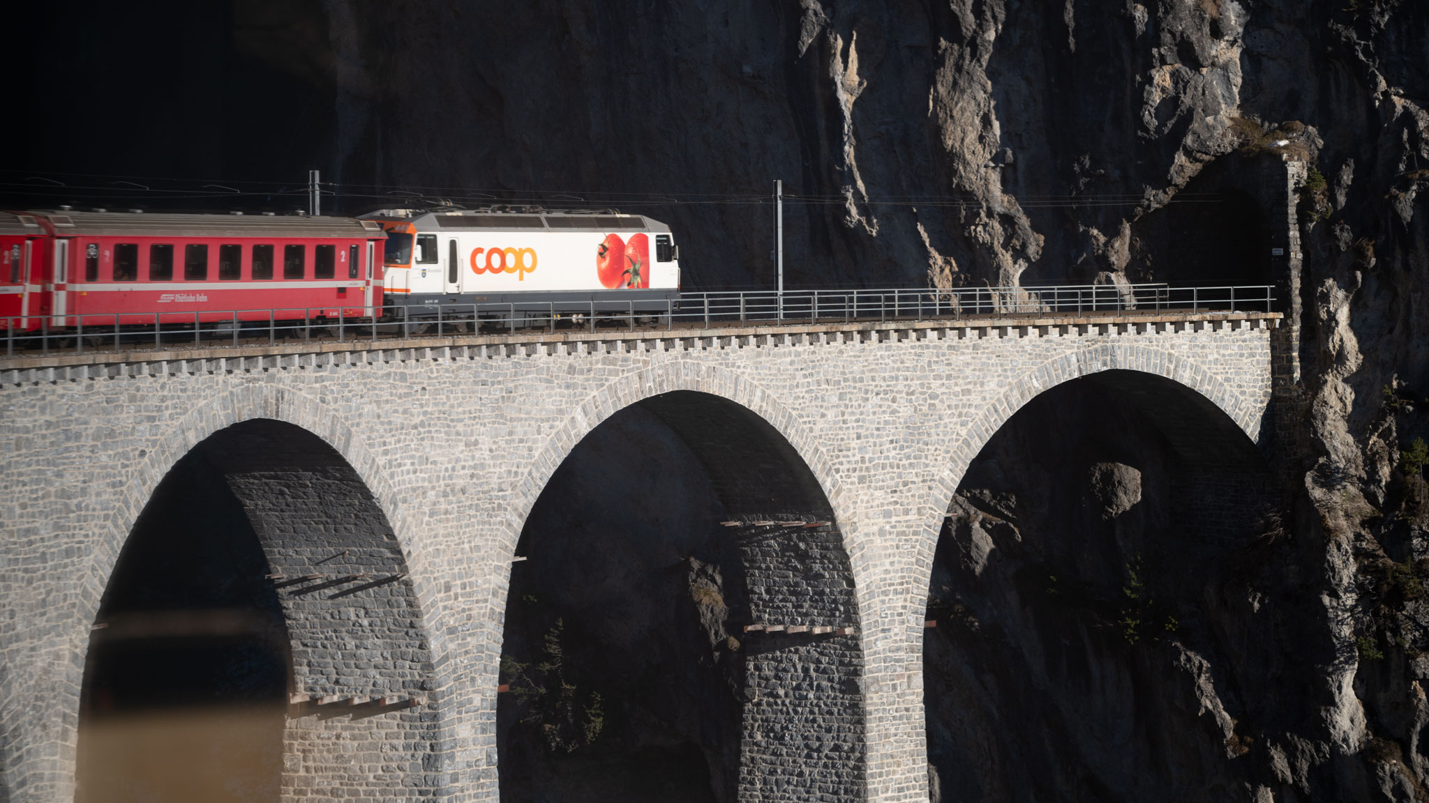 unser Zug der Rhätischen Bahn auf dem Landwasserviadukt