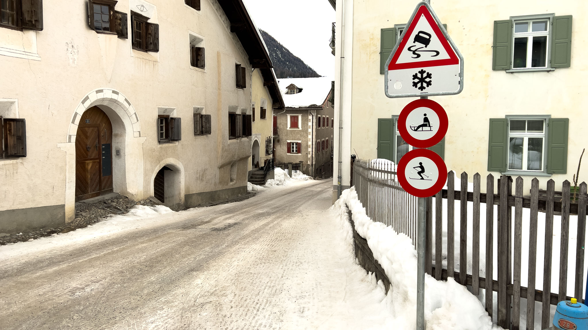 Verkehrsschilder "Schlittel- und Skiverbot" in Bergün