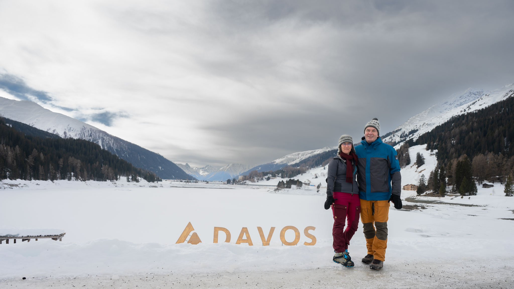 Maria und Thomas vor dem Davos-Logo am Davoser See