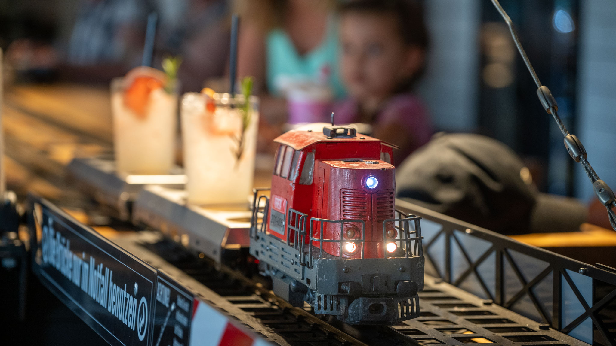 Modellbahn-Zug im Restaurant Vytopna, der unsere Getränke bringt