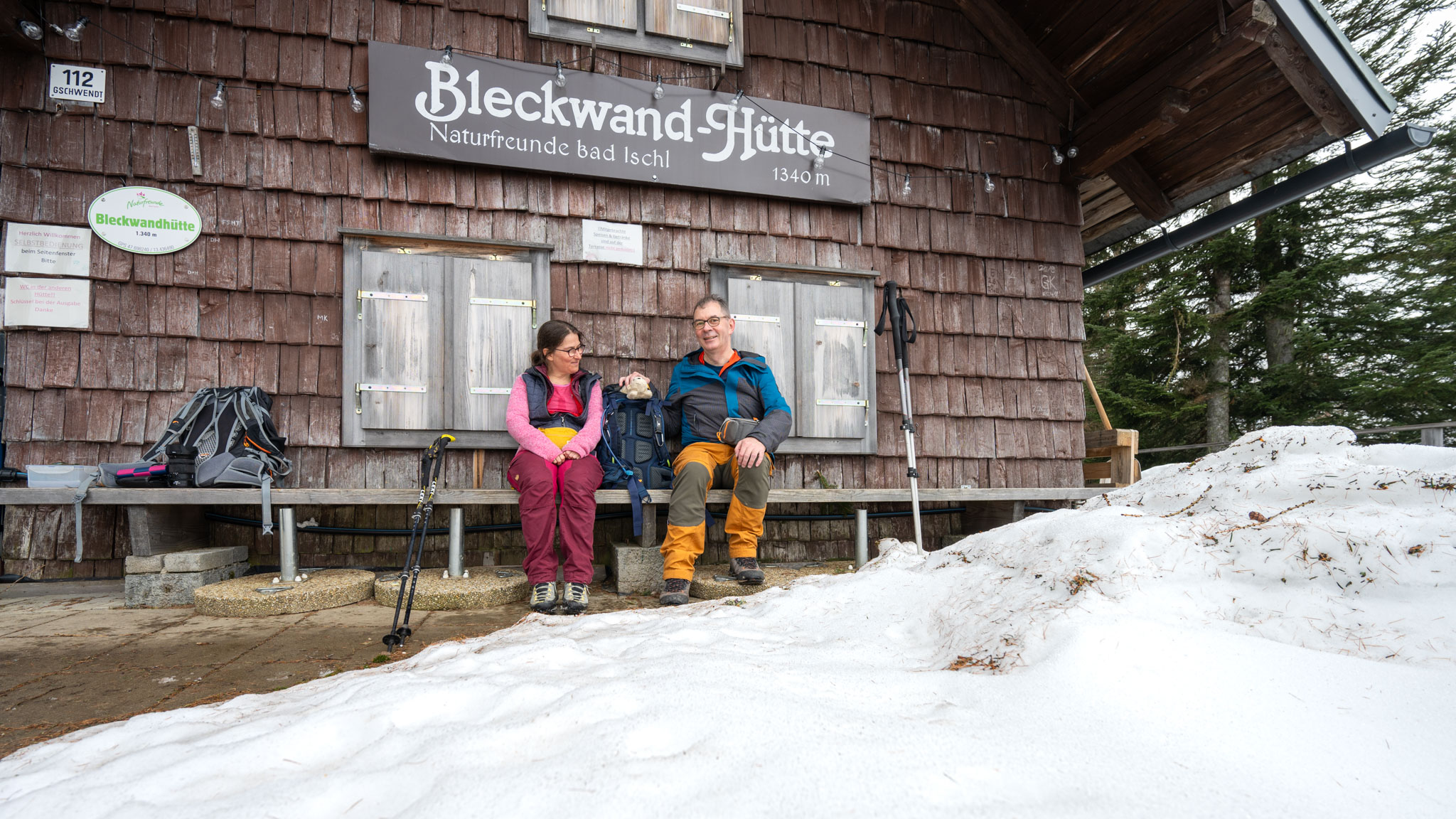 Maria, Lars und Thomas bei Rast auf Bank vor der Bleckwandhütte