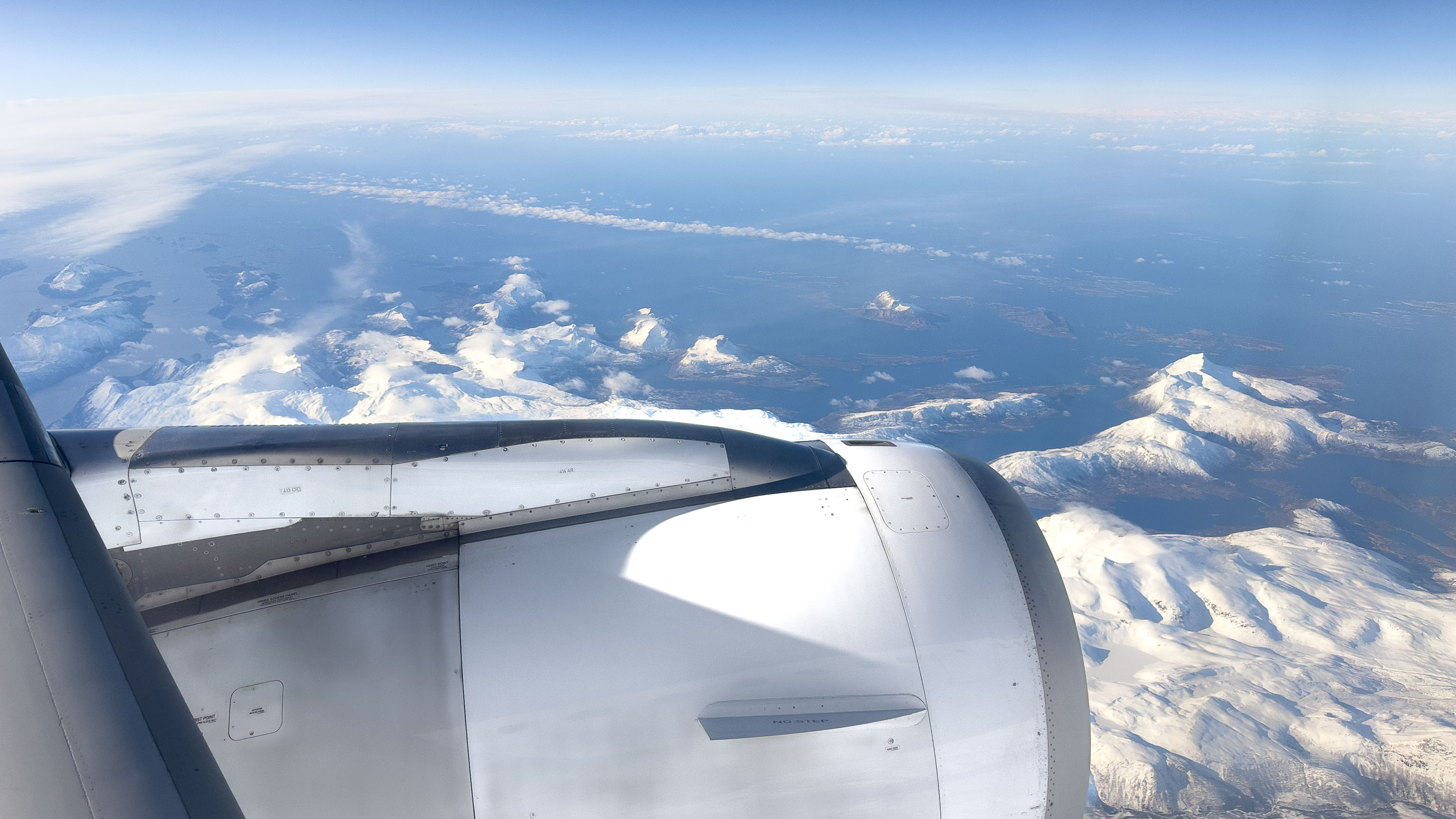 Blick aus dem Flugzeug beim Landeanflug auf Tromsø