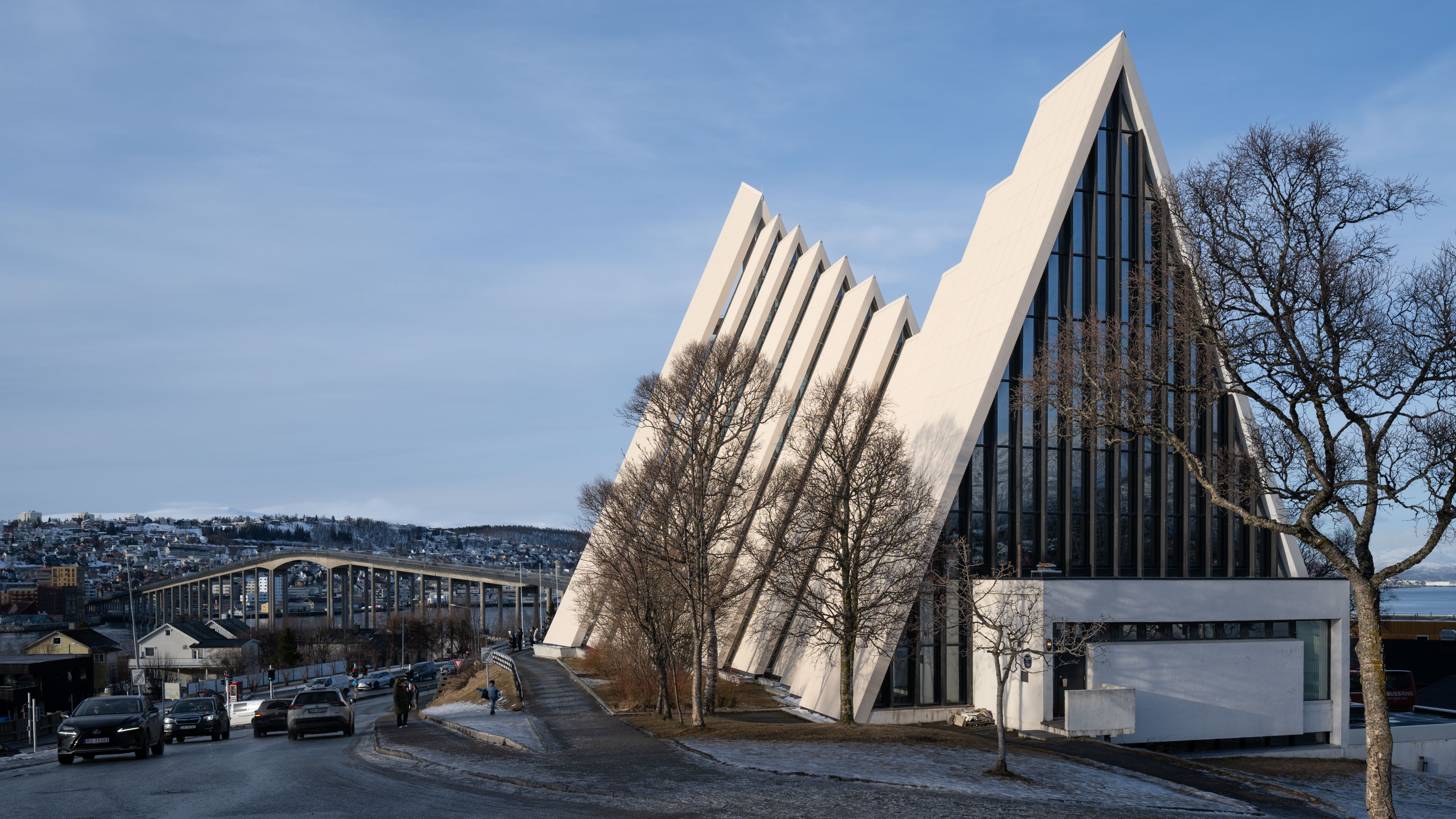 Eismeerkathedrale in Tromsø, links im Hintergrund die Tromsøbrua (Tromsøbrücke)