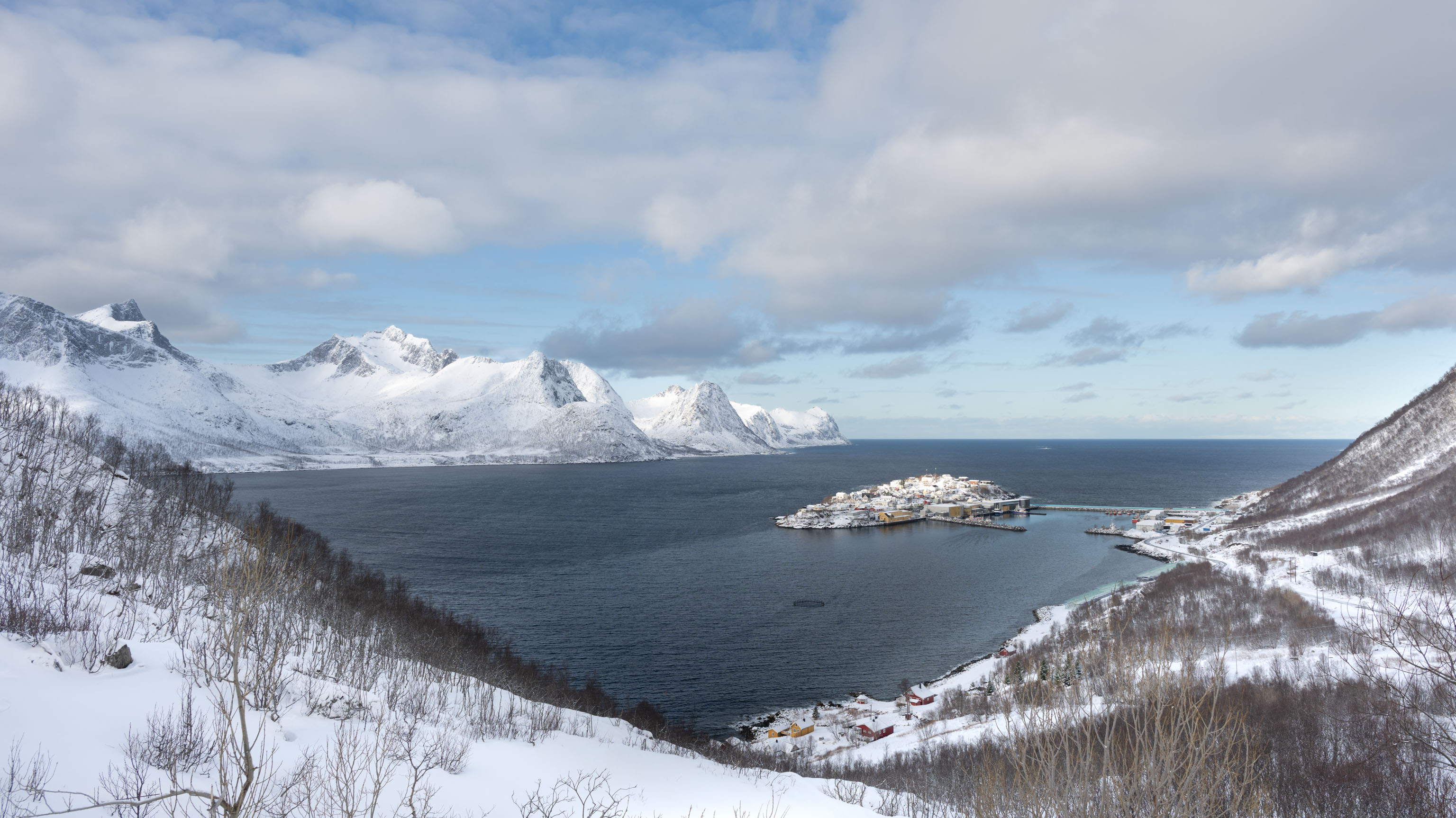erster Blick von der Serpentinenstraße hinunter auf Husøy