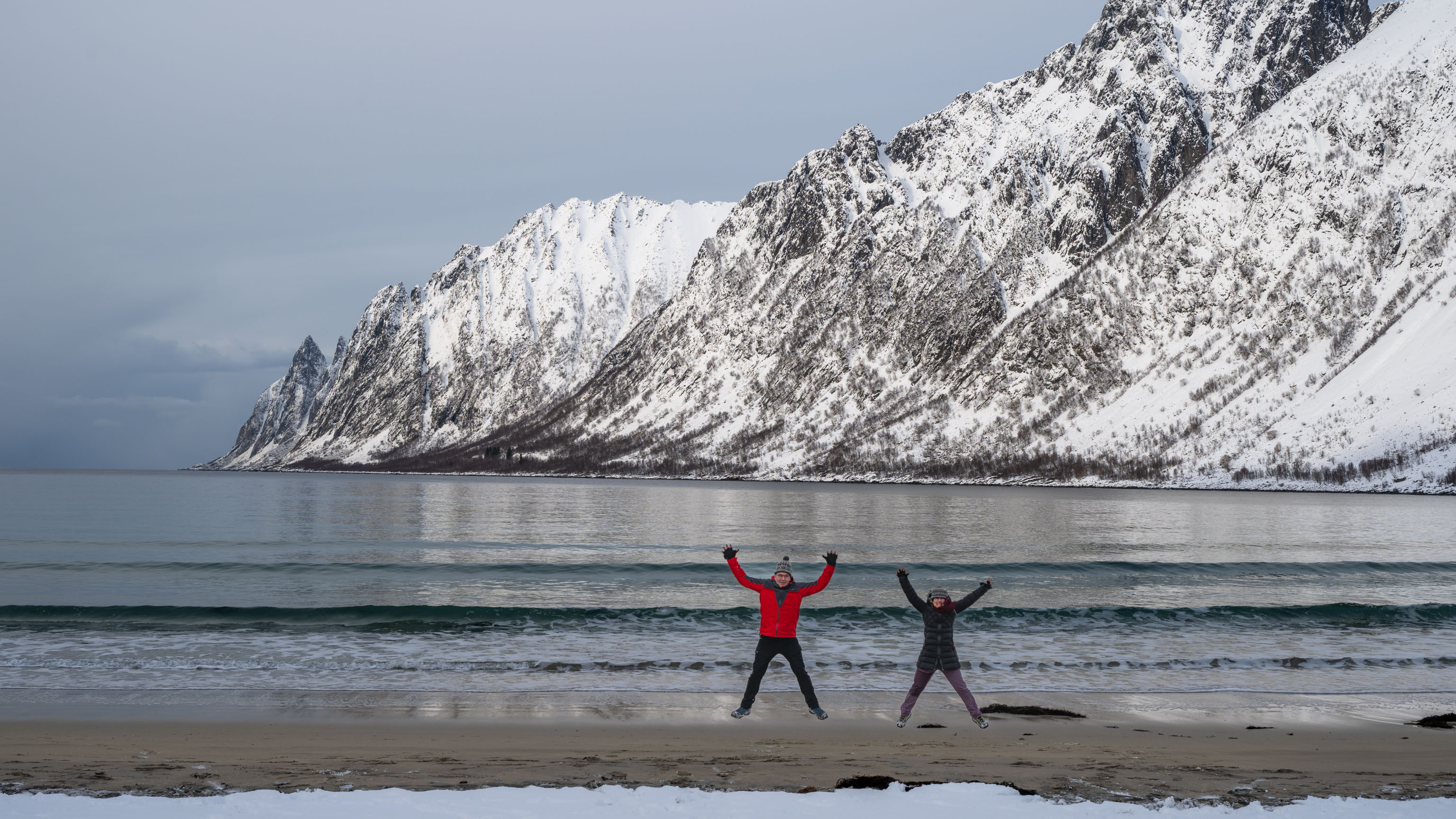 wir springen am Ersfjordstrand vor den Teufelszähnen synchron in die Luft