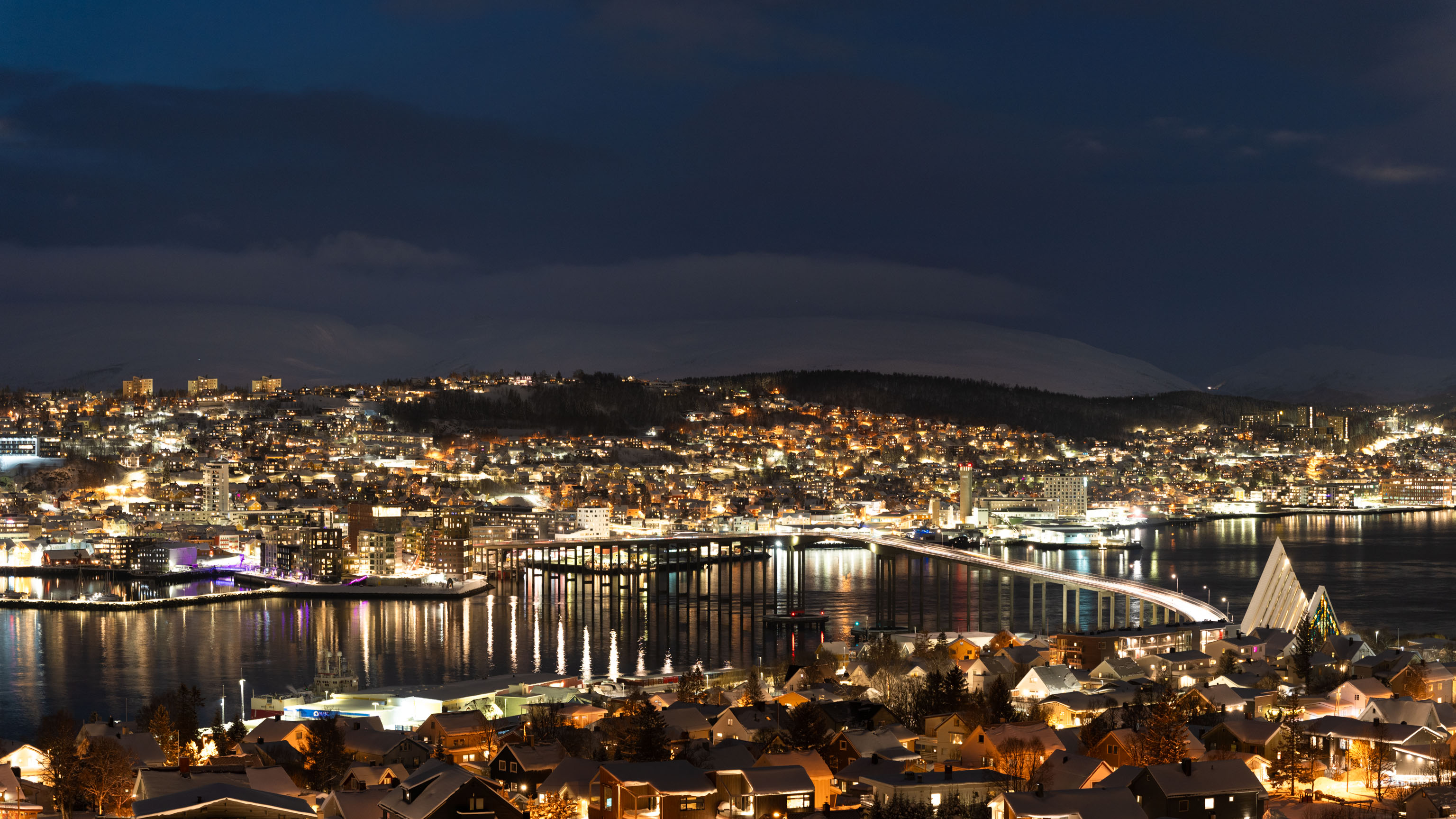 nächtlicher Blick vom Hang oberhalb von Tromsdalen auf Tromsø