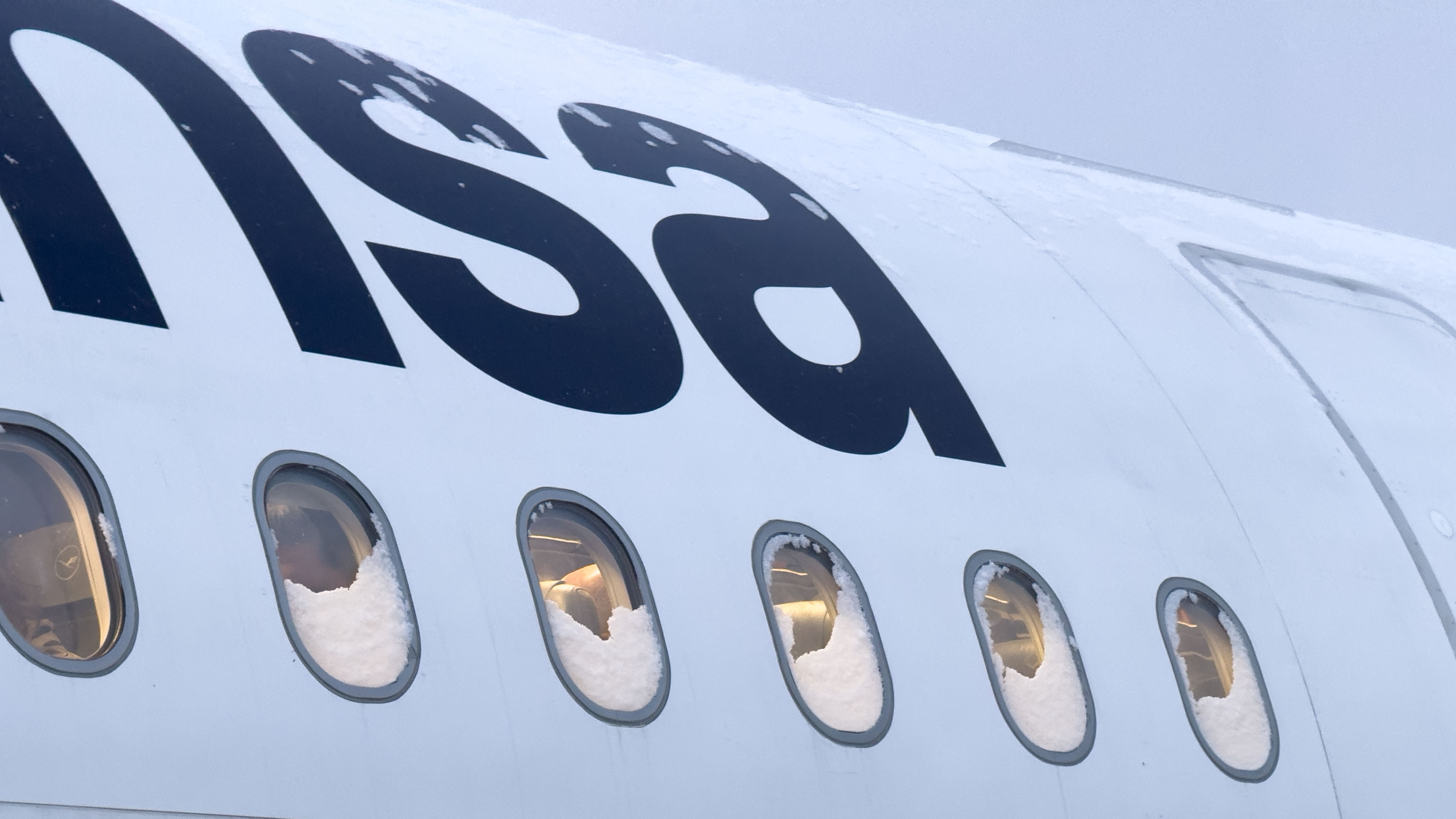 unser Flieger nach Frankfurt beim Einsteigen in Tromsø mit halb schneebedeckten Fenstern
