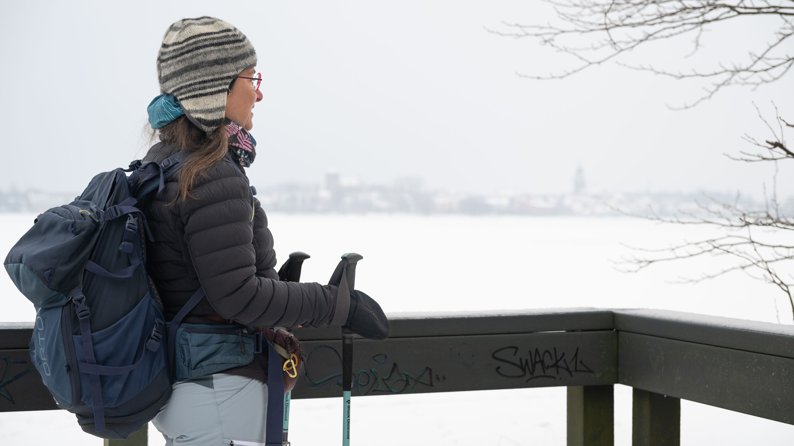 Mia blickt über die zugefrorene schneebedeckte Müritz auf Waren