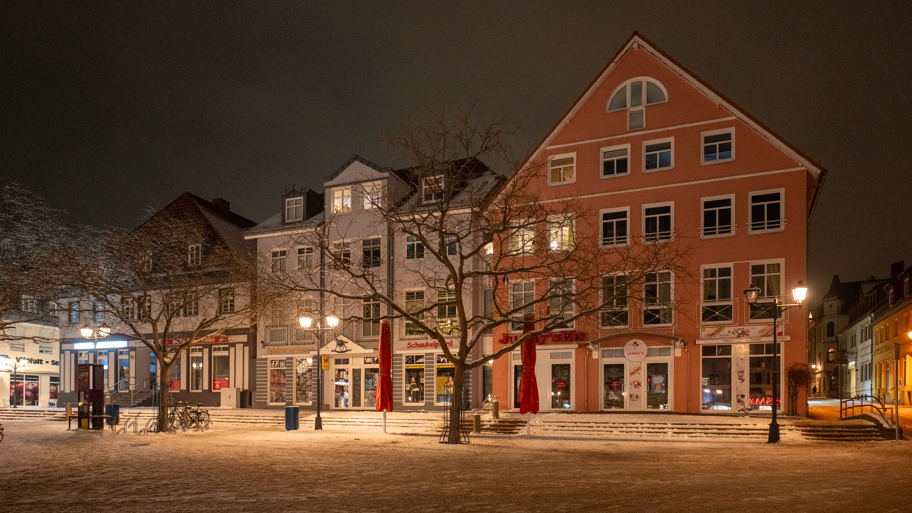 Marktplatz (Neuer Markt) von Waren bei Nacht