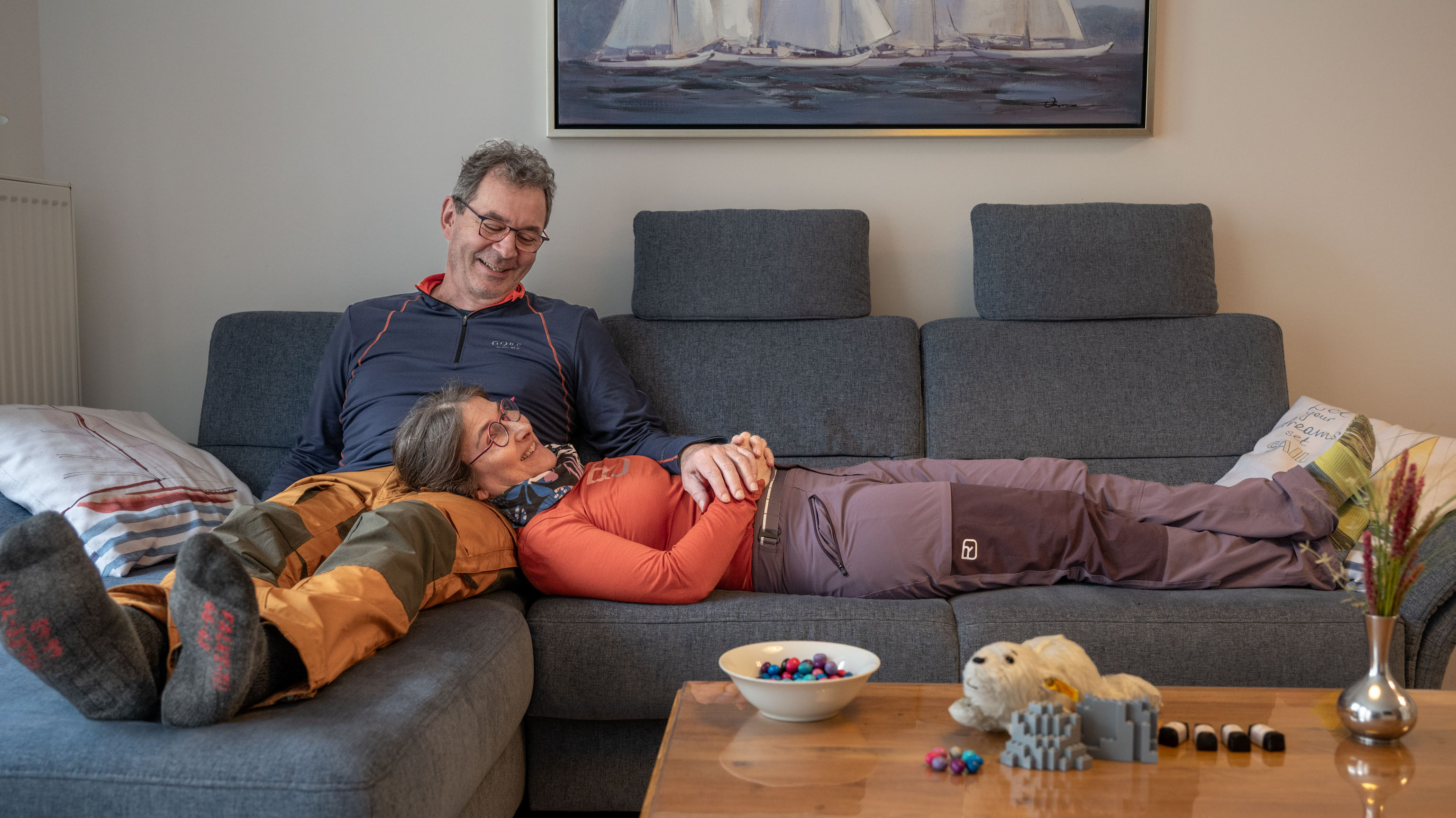 wir beide gammeln auf dem Sofa :-)