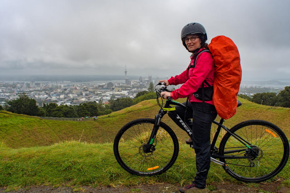 mit dem Fahrrad auf dem Mount Eden